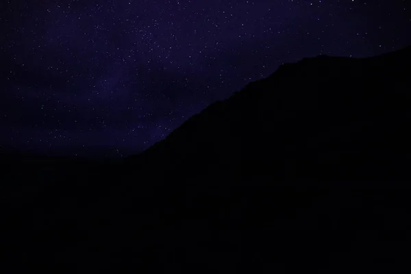 Schöne Aussicht Auf Den Sternenhimmel Über Den Bergen Bei Nacht — Stockfoto