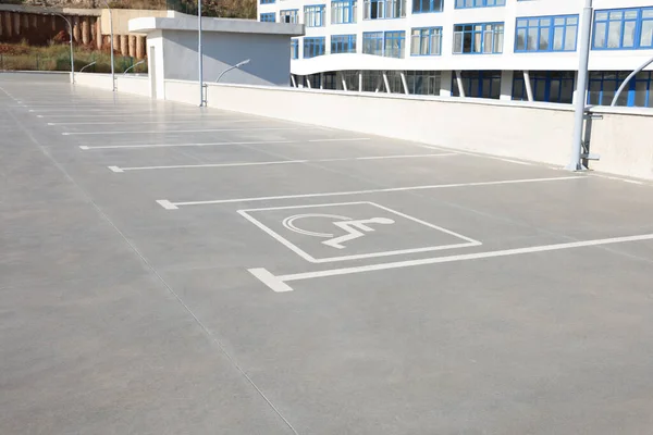 户外停车场 有白色标记线和轮椅标志 — 图库照片