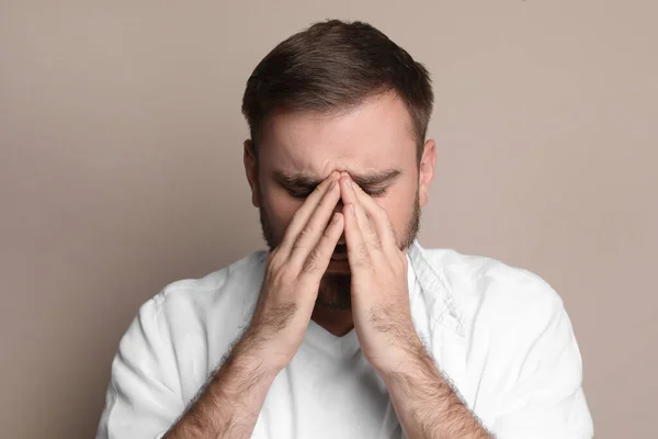 Jongeman Met Hoofdpijn Beige Achtergrond — Stockfoto