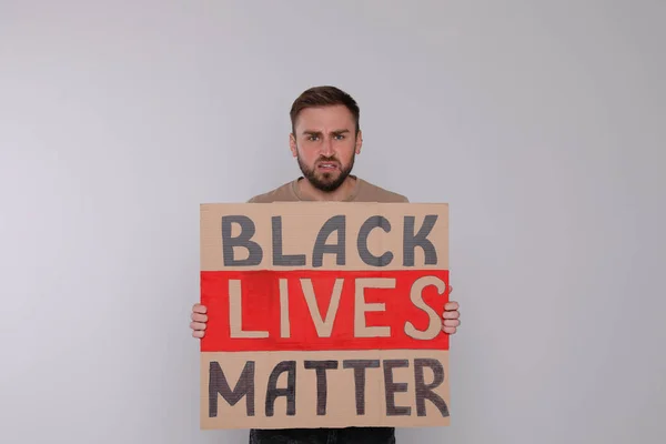 Joven Sosteniendo Letrero Con Frase Black Lives Matter Sobre Fondo —  Fotos de Stock