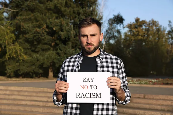 Νεαρός Που Κρατάει Ταμπέλα Φράση Όχι Στον Ρατσισμό Έξω — Φωτογραφία Αρχείου