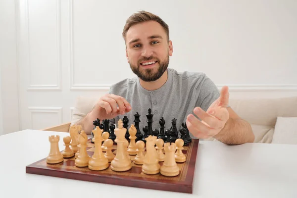 Счастливый Молодой Человек Играет Шахматы Белым Столом — стоковое фото