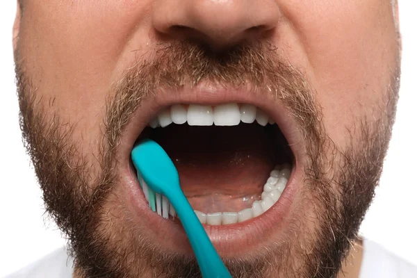 Mann Beim Zähneputzen Auf Weißem Hintergrund Nahaufnahme Zahnpflege — Stockfoto