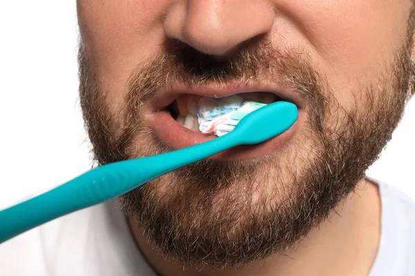 Mann Beim Zähneputzen Mit Paste Auf Weißem Hintergrund Nahaufnahme Zahnpflege — Stockfoto