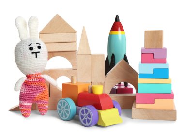 Beyaz arka planda farklı şirin oyuncaklar.