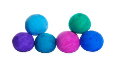 Beyazın üzerine izole edilmiş farklı renk hamur topları