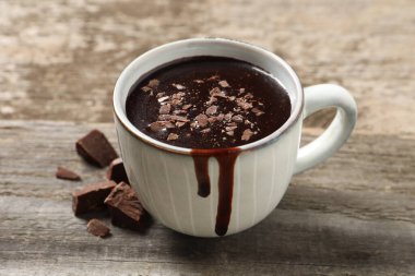 Tahta masada fincanda nefis sıcak çikolata.