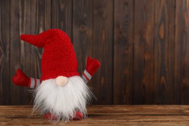 Tahta masadaki sevimli Noel cücesi. Metin için boşluk
