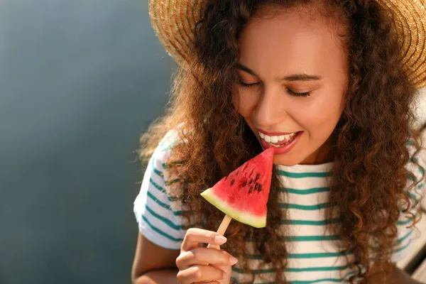 Mooie Jonge Afro Amerikaanse Vrouw Met Stuk Watermeloen Buurt Van — Stockfoto