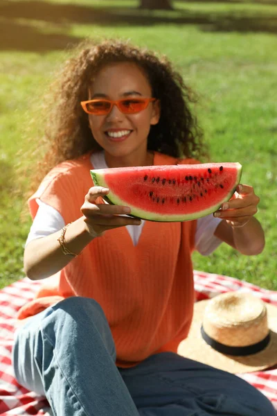 Beautiful Young African American Woman Slice Watermelon Park — Stock Photo, Image