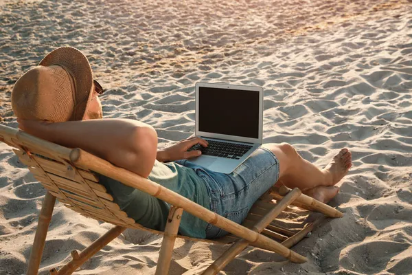 Muž Notebookem Relaxace Lehátku Pláži — Stock fotografie