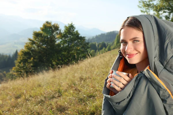 Jonge Vrouw Met Drank Slaapzak Midden Prachtige Natuur — Stockfoto