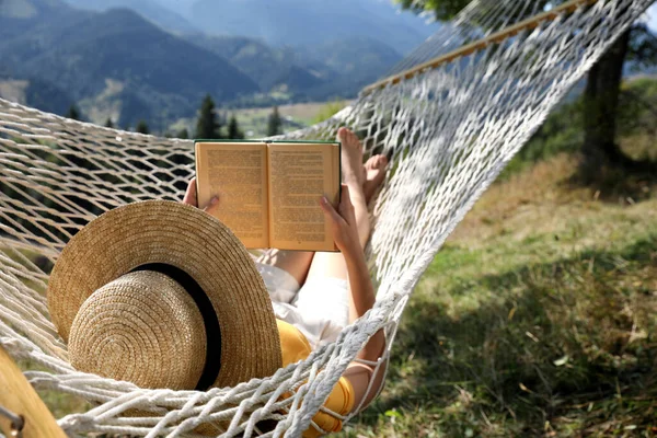 Jonge Vrouw Lezen Boek Hangmat Buiten Zonnige Dag — Stockfoto