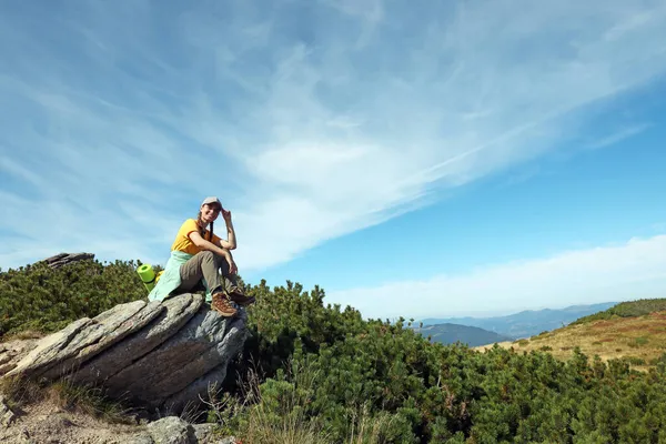 Turista Con Zaino Scogliera Montagna Spazio Testo — Foto Stock