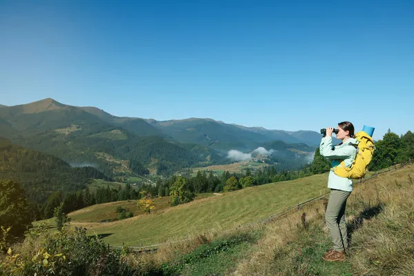 Turista Con Attrezzatura Escursionistica Guardando Attraverso Binocoli Montagna — Foto Stock