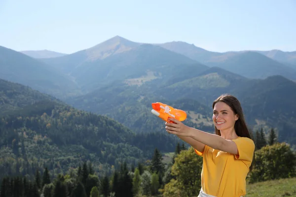Glückliche Frau Mit Wasserpistole Amüsiert Sich Sonnigem Tag Den Bergen — Stockfoto