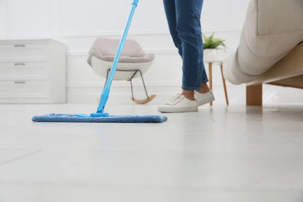 Mujer Limpieza Suelo Parquet Con Fregona Casa Primer Plano —  Fotos de Stock