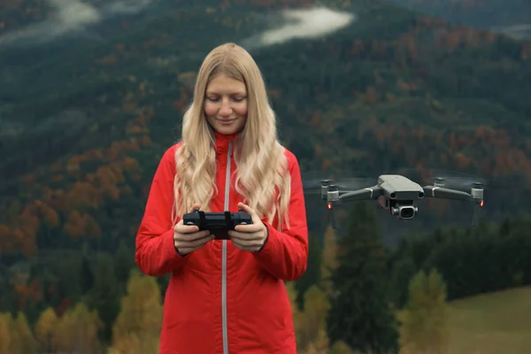 Jovem Mulher Operando Drone Moderno Com Controle Remoto Nas Montanhas — Fotografia de Stock