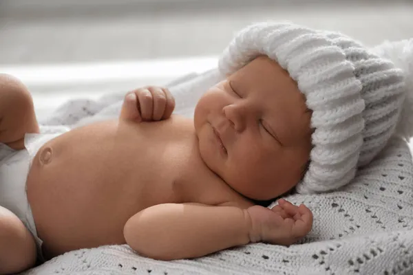 暖かい帽子の中でかわいい新生児が編んだ毛布の上で寝て クローズアップ — ストック写真