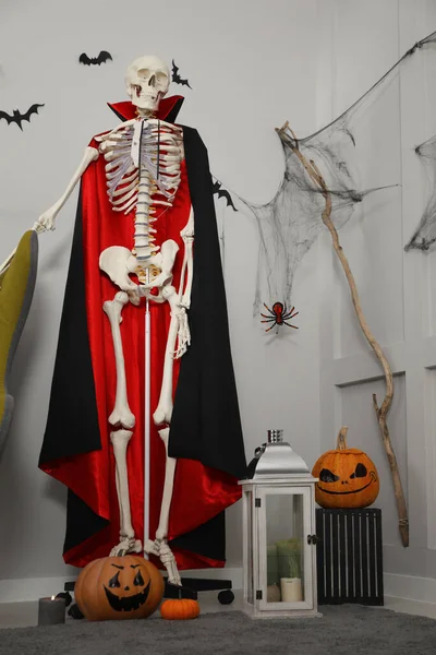Esqueleto Capa Calabazas Con Caras Espeluznantes Dibujadas Murciélagos Papel Pared — Foto de Stock