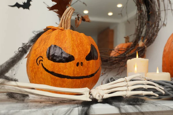 Calabaza Con Cara Espeluznante Dibujado Velas Mesa Decoración Halloween — Foto de Stock