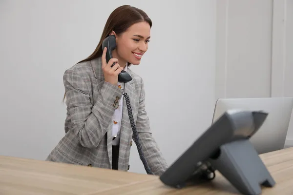 Receptionist Femminile Parlando Telefono Sul Posto Lavoro — Foto Stock