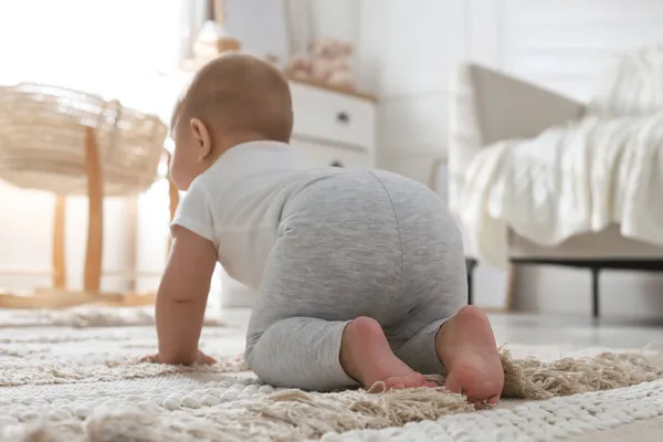 Evde Emekleyen Şirin Bir Bebek Bacaklarına Odaklan — Stok fotoğraf