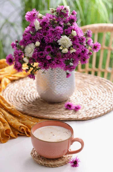 Filiżanka Aromatycznej Kawy Piękne Kwiaty Białym Stole — Zdjęcie stockowe
