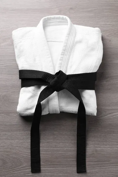 Uniforme Artes Marciales Con Cinturón Negro Sobre Fondo Madera Vista — Foto de Stock