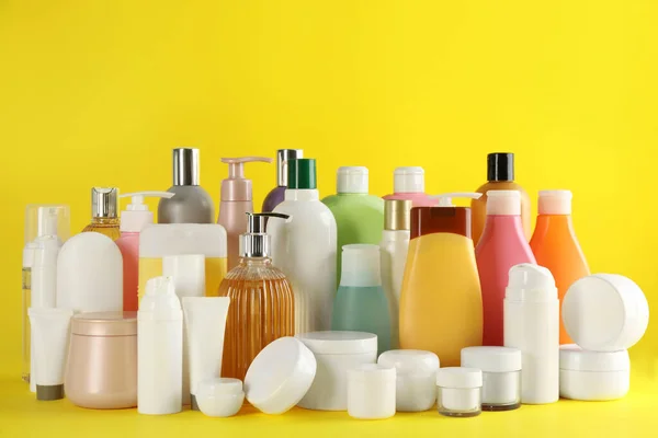 Veel Verschillende Cosmetische Producten Gele Achtergrond — Stockfoto