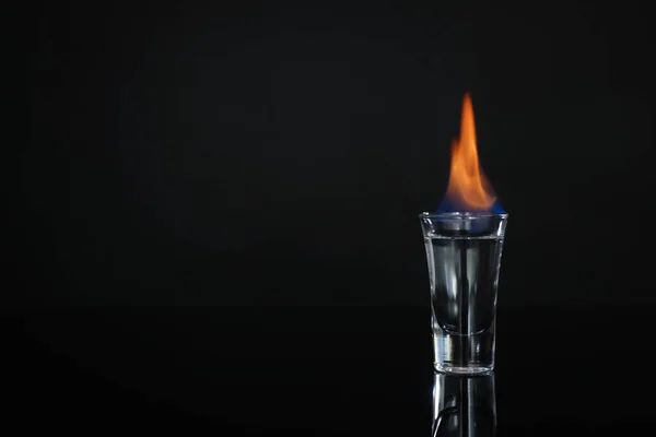 Flammender Wodka Schnapsglas Auf Schwarzem Hintergrund Platz Für Text — Stockfoto
