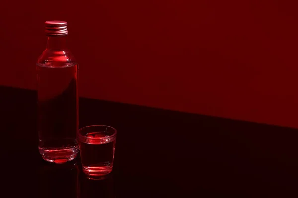 Botella Vaso Con Vodka Sobre Mesa Sobre Fondo Rojo Espacio —  Fotos de Stock