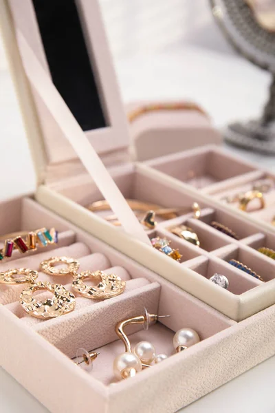 Sieraden Doos Met Stijlvolle Gouden Bijouterie Witte Tafel — Stockfoto