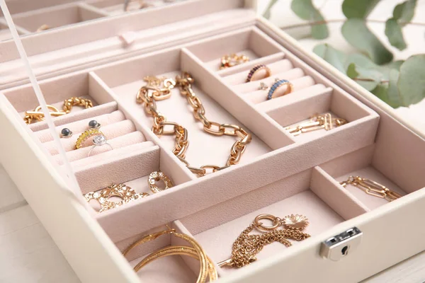 Κοσμήματα Κουτί Κομψό Χρυσό Bijouterie Λευκό Ξύλινο Τραπέζι Closeup — Φωτογραφία Αρχείου