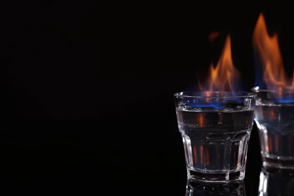 Flammande Vodka Shotglasögon Svart Bakgrund Utrymme För Text — Stockfoto