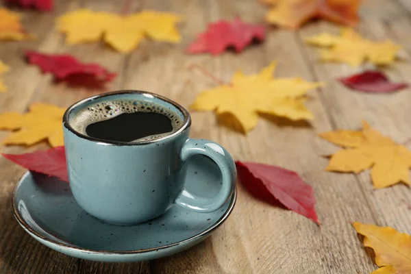 Kopp Varmt Kaffe Och Höstlöv Träbord Plats För Text — Stockfoto