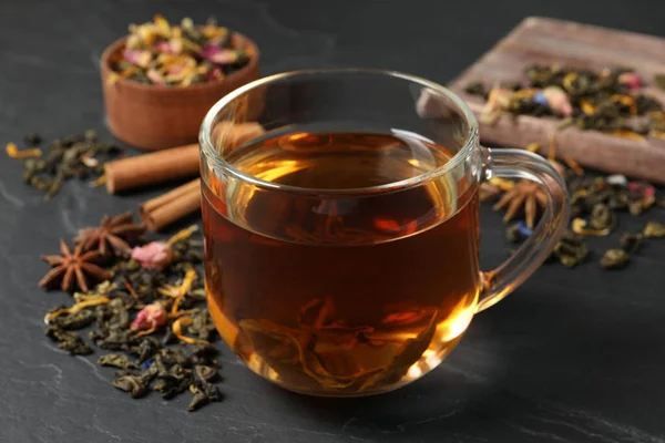 Coupe Verre Thé Fraîchement Infusé Feuilles Sèches Sur Table Noire — Photo