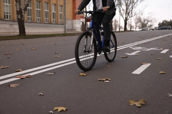 Homme Vélo Sur Voie Dans Ville Gros Plan — Photo