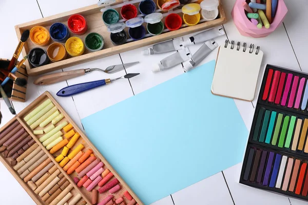 Hoja Papel Blanco Pasteles Tiza Colores Otras Herramientas Dibujo Mesa — Foto de Stock