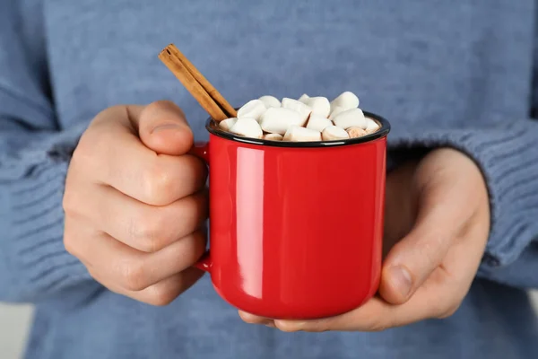 Frau Hält Tasse Mit Köstlicher Heißer Schokolade Mit Marshmallows Und — Stockfoto