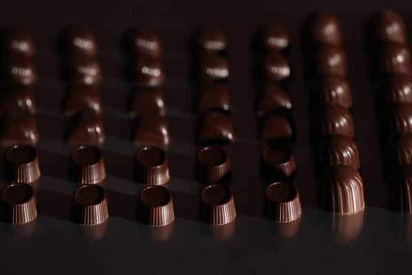 Molte Deliziose Caramelle Cioccolato Sul Tavolo Linea Produzione — Foto Stock