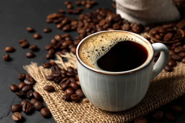Kopje Aromatische Koffie Bonen Zwarte Tafel Close — Stockfoto