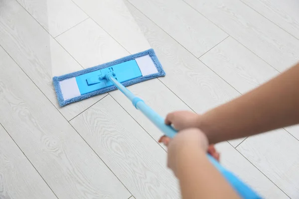 Mujer Limpieza Suelo Parquet Con Fregona Primer Plano Diferencia Antes — Foto de Stock