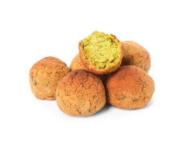 Beyaz arka planda lezzetli falafel topları yığını