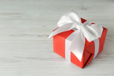 Beyaz ahşap masa üzerinde güzel hediye kutusu. Metin için alan