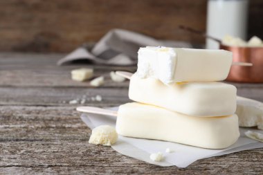 Ahşap masada nefis jöleli dondurma. Metin için boşluk