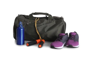 Beyaz arka plan üzerinde spor çanta ve spor malzemeleri