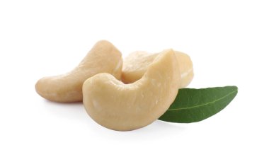 Lezzetli organik fındık ve yeşil yaprak beyaz, yakın çekim