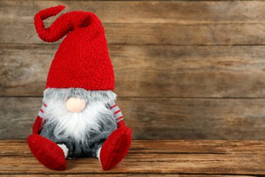 Tahta masadaki sevimli Noel cücesi. Metin için boşluk