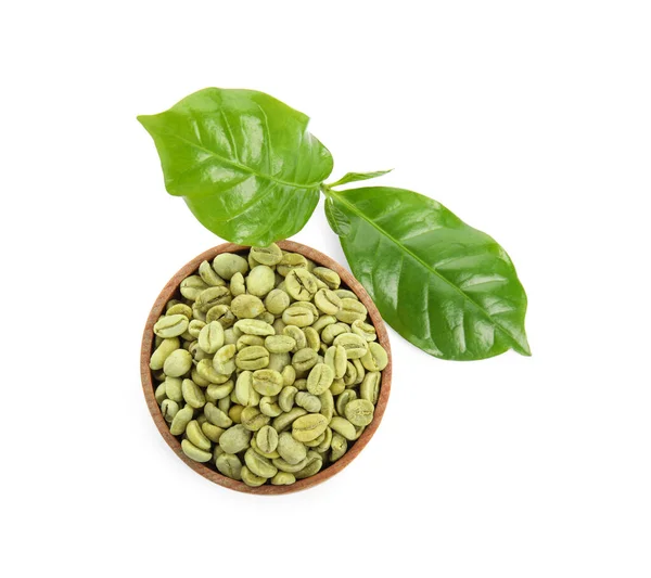 Houten Schaal Met Groene Koffiebonen Verse Bladeren Witte Achtergrond Bovenaanzicht — Stockfoto